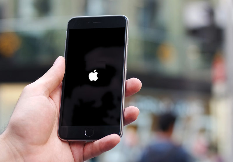 iPhone завис на яблоке - service-iphone.ru